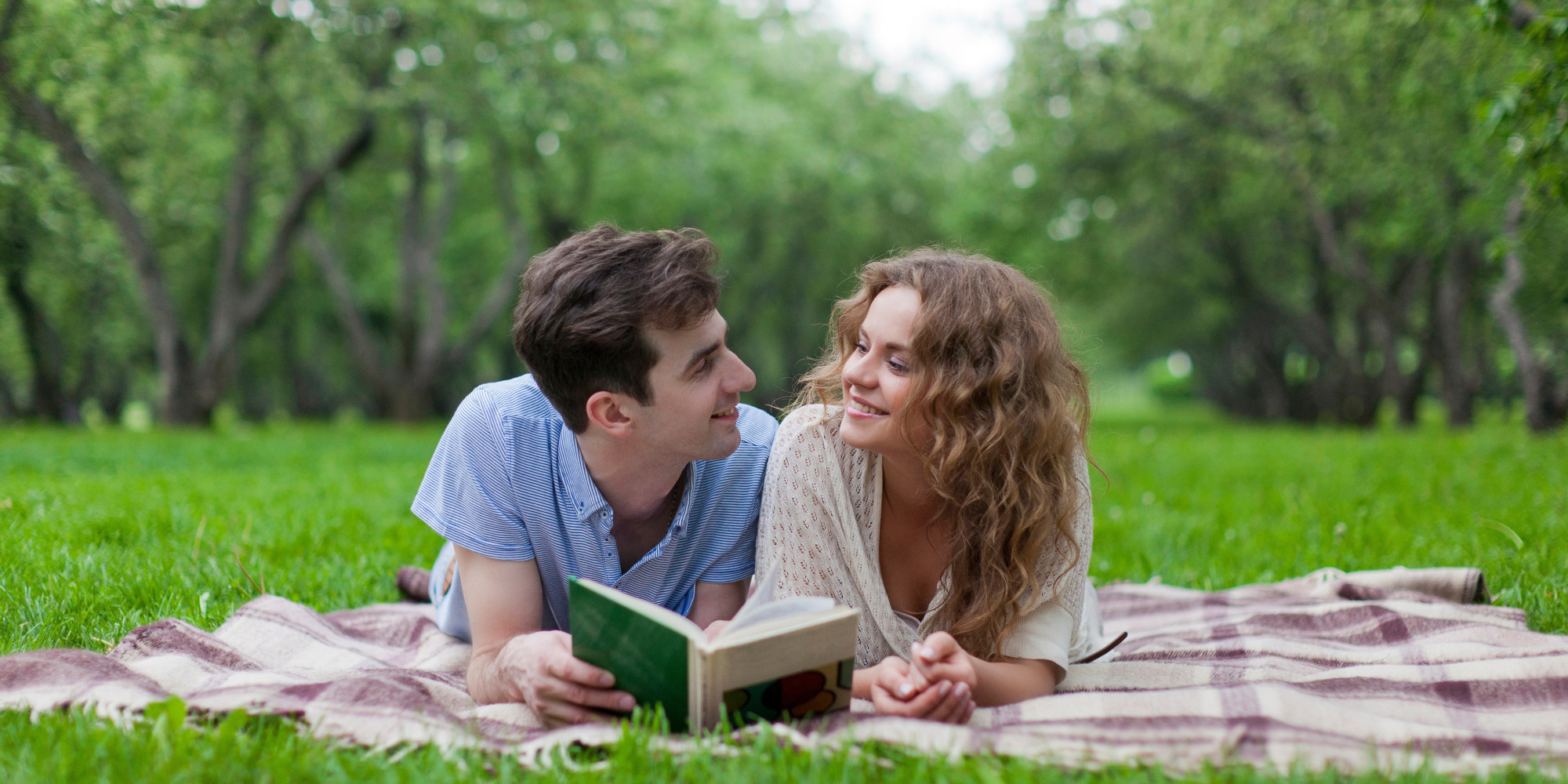 o COUPLE READING BOOK facebook