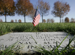 Obama To Honor America's War Dead On Memorial Day, Visits Abraham Lincoln National Cemetery