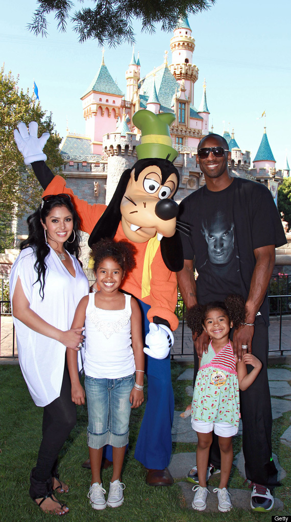 Kobe Bryant In Disneyland: Quality Time With Goofy (PHOTOS) | HuffPost