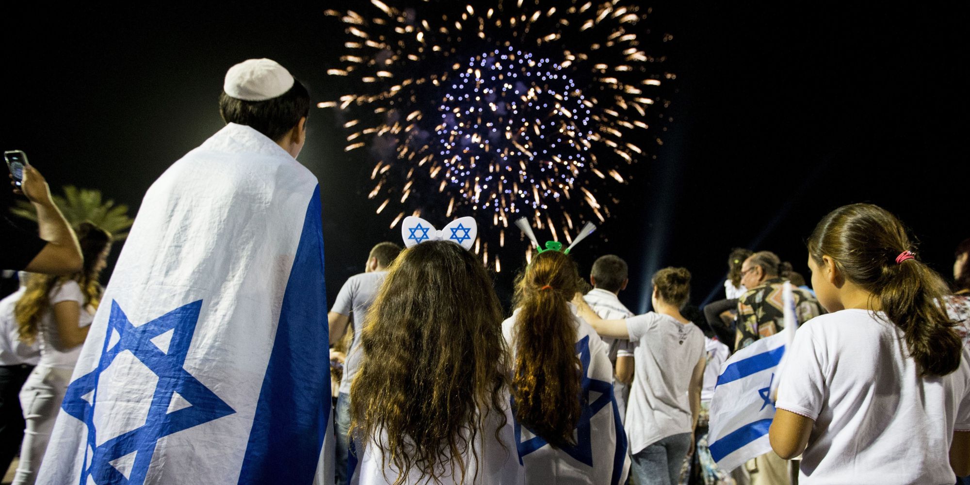 Image of Israelis celebrating independence day. 