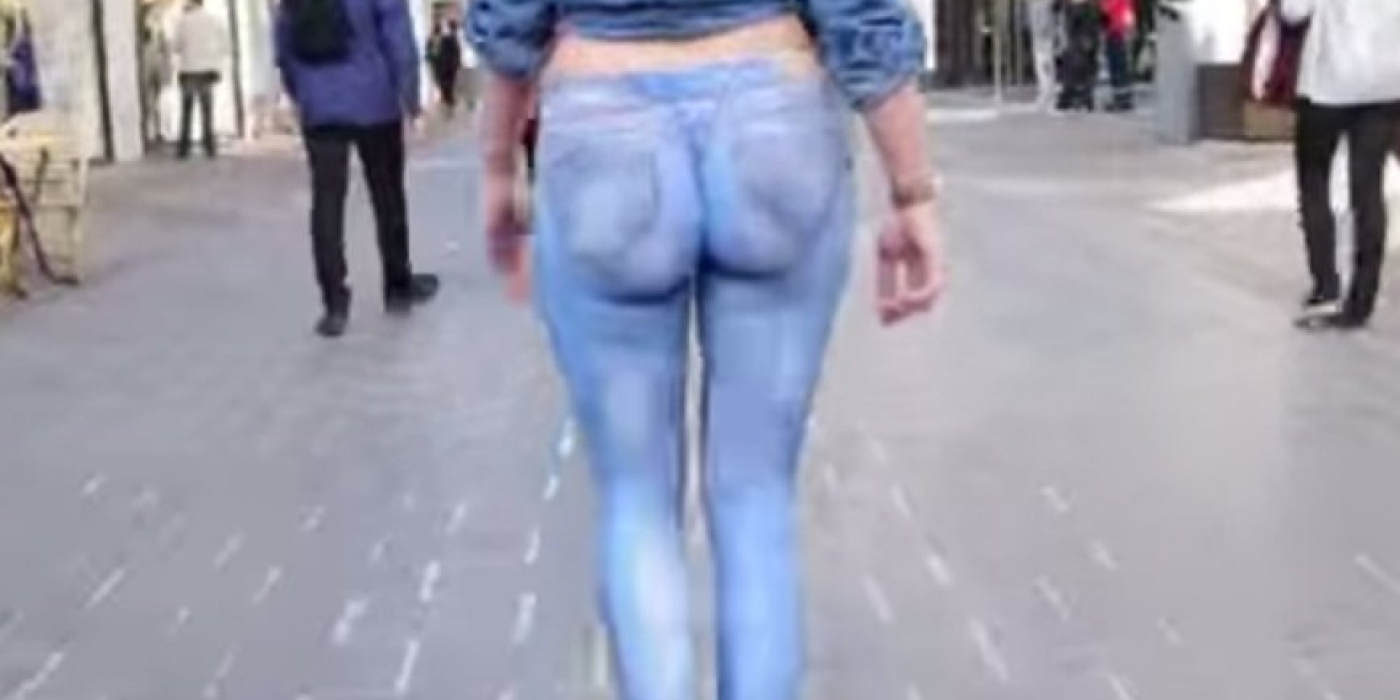Жена гуляет по ИКЕИ в куртке на голое тело фото