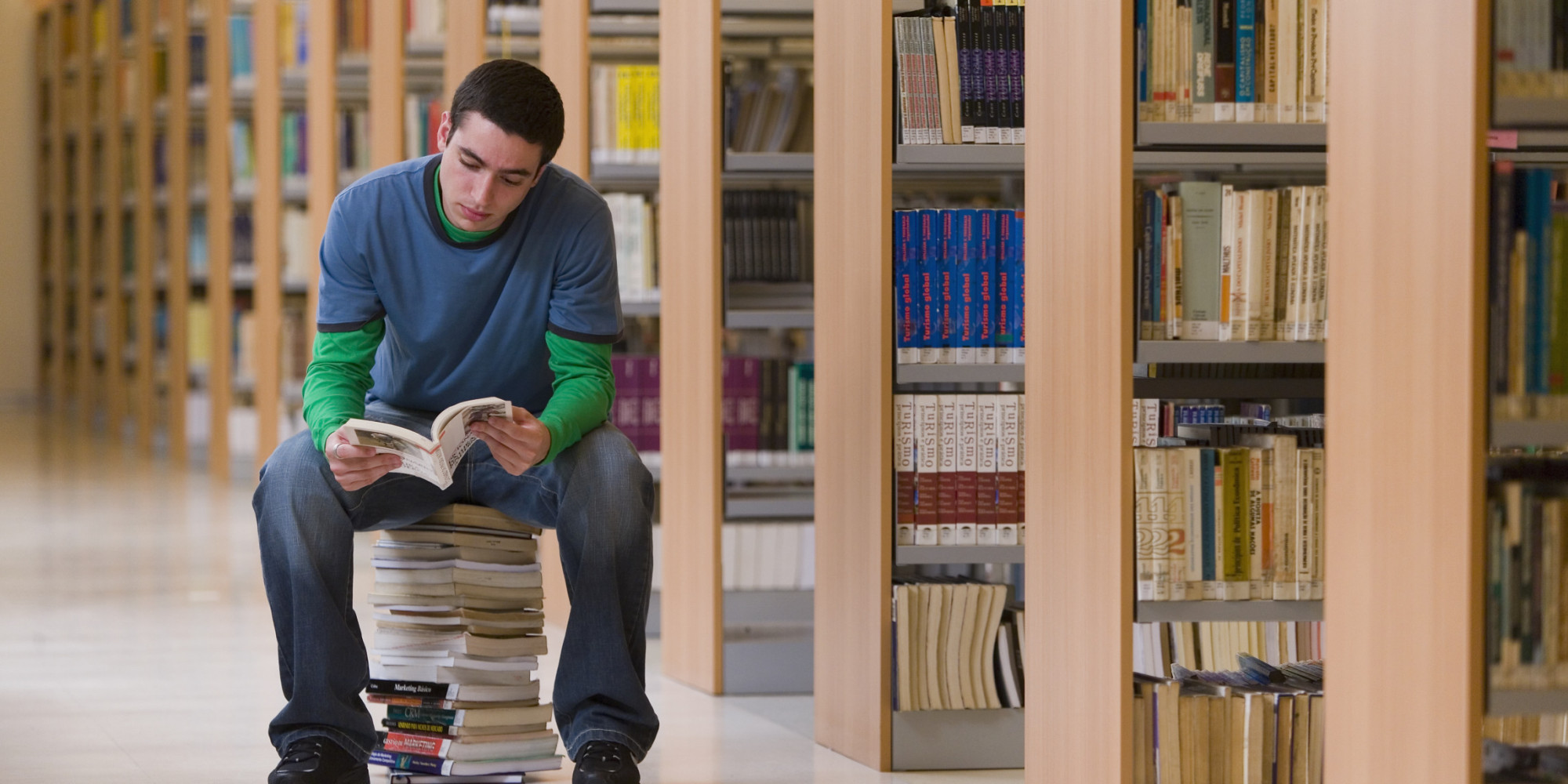 http://i.huffpost.com/gen/1812556/images/o-COLLEGE-STUDENT-READING-facebook.jpg