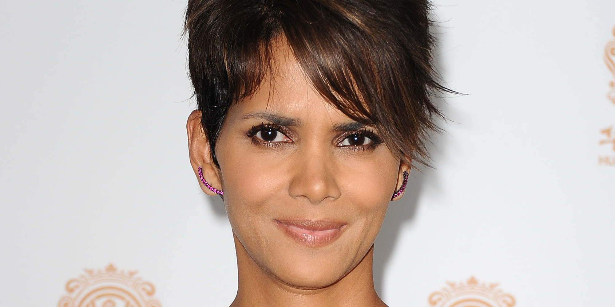 Halle Berry Shows Serious Leg At Huading Film Awards | HuffPost