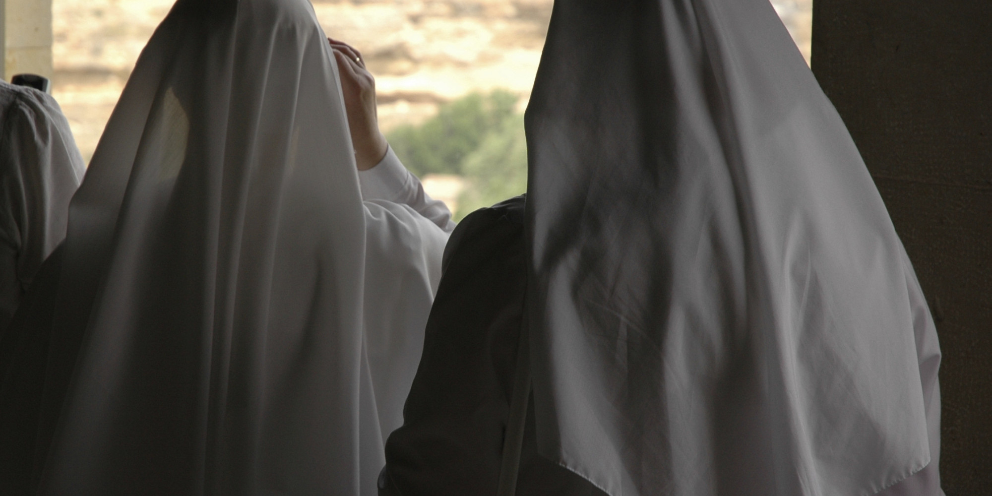 Dos monjas cuelgan los hábitos para casarse