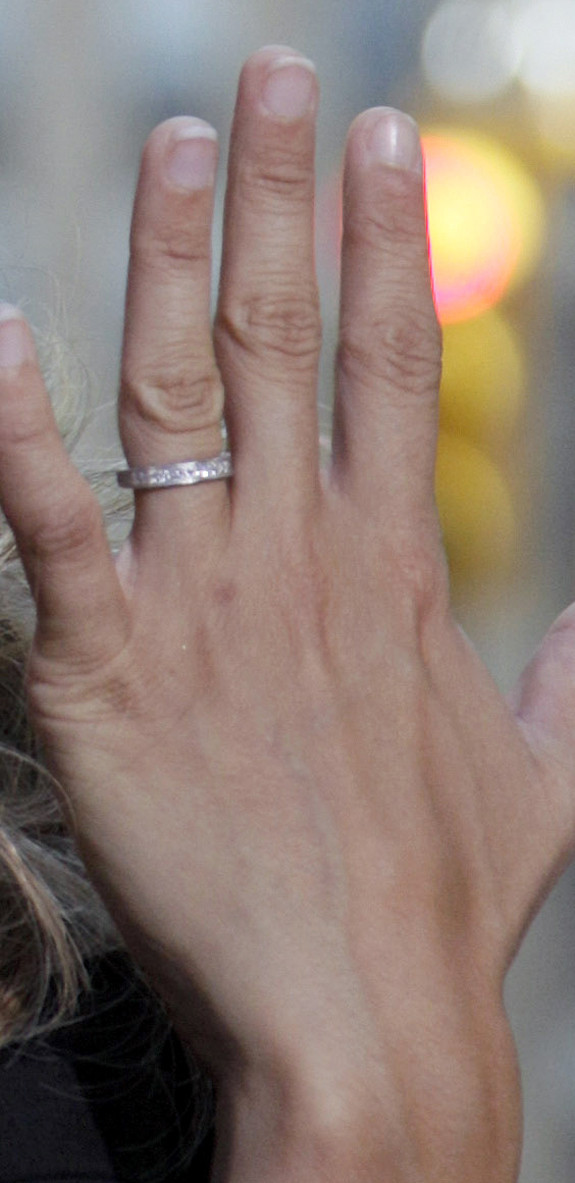 Carrie Underwood Wedding Ring. Newlywed Carrie Underwood