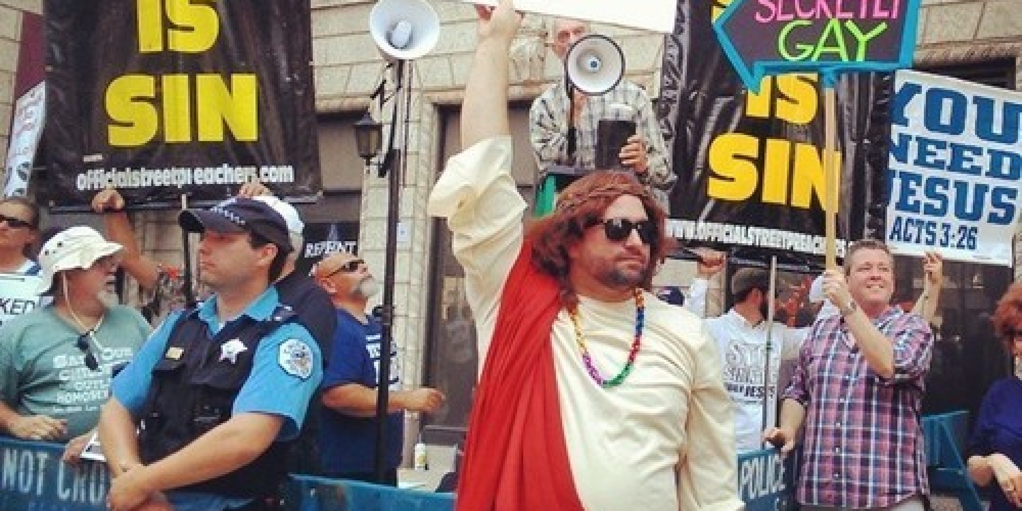 Jesus Went To The Chicago Gay Pride Parade With A Very Important Message Huffpost 5890