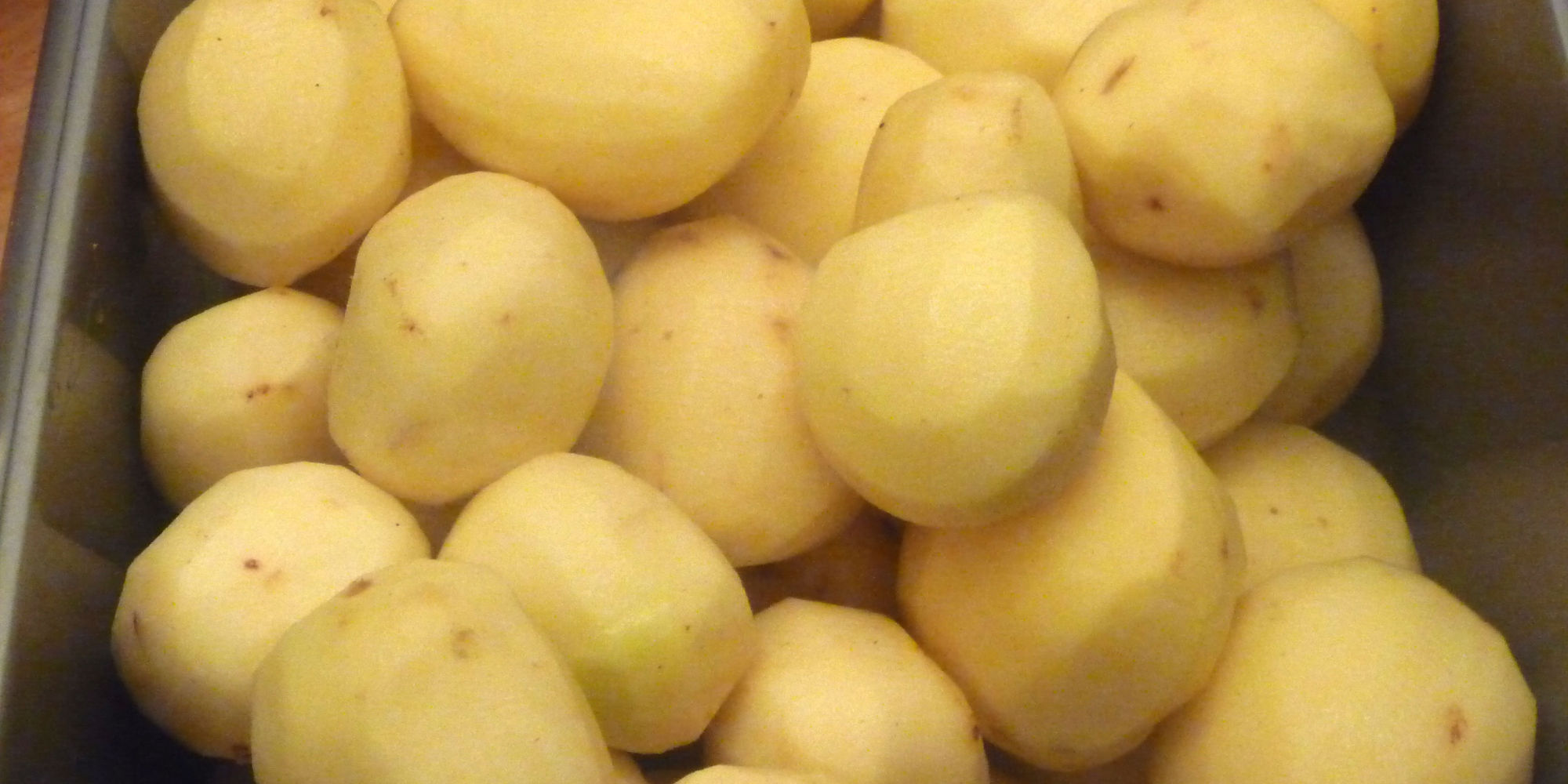 this-is-how-you-peel-an-entire-bag-of-potatoes-in-under-60-seconds