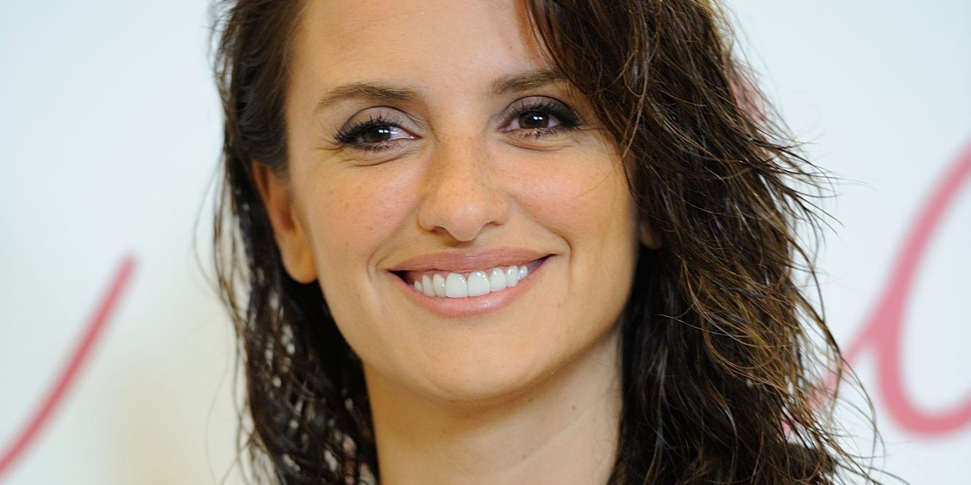Penelope Cruz Looks Am... Penelope Cruz Facebook