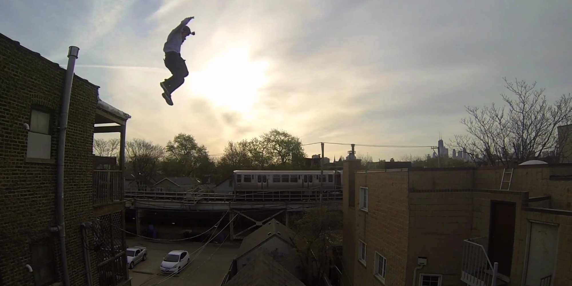 VIDÉO. Un cascadeur saute du toit d'un immeuble et atterrit dans les