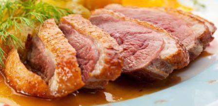 magrets de canard aux pommes et oignons confits