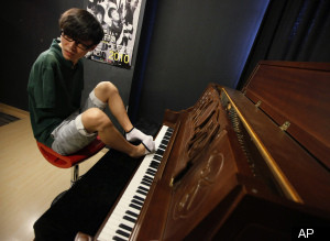 Chinese Pianist No Arms