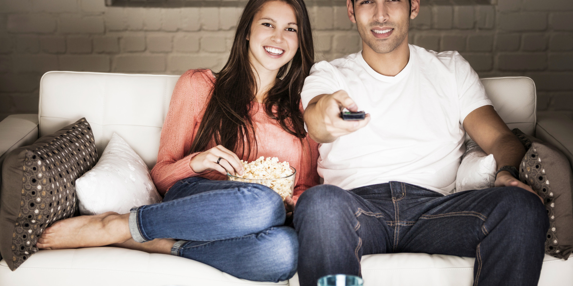 Watching Tv Together Can Help Couples Get Closer Galtime