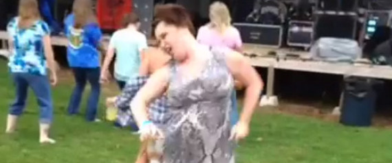 An die betrunkene Frau, die tanzt: Hör bitte ganz schnell wieder damit auf!