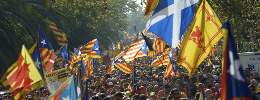 http://i.huffpost.com/gen/2063642/thumbs/r-CATALONIA-INDEPENDENCE-huge.jpg