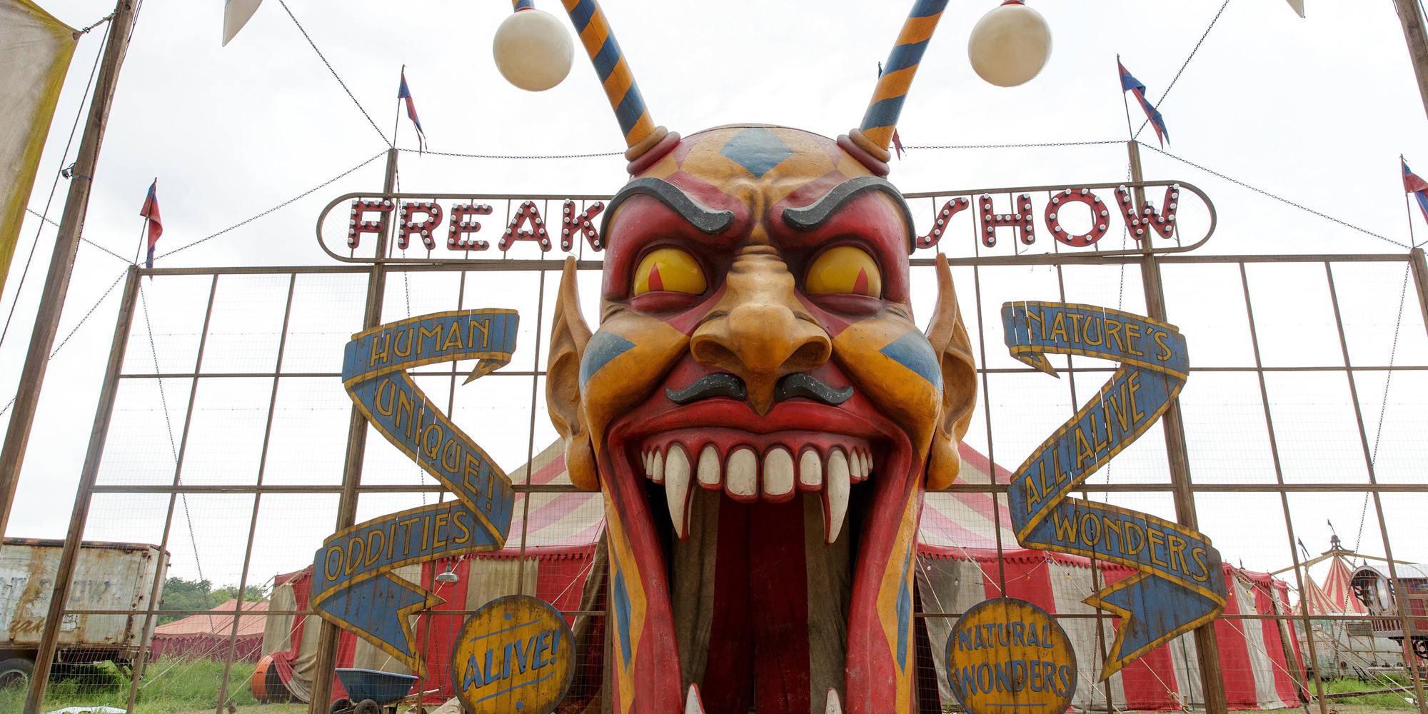 american-horror-story-freak-show-premiere-recap-it-s-a-circus-all