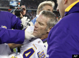 s-BRETT-FAVRE-INJURED-large.jpg