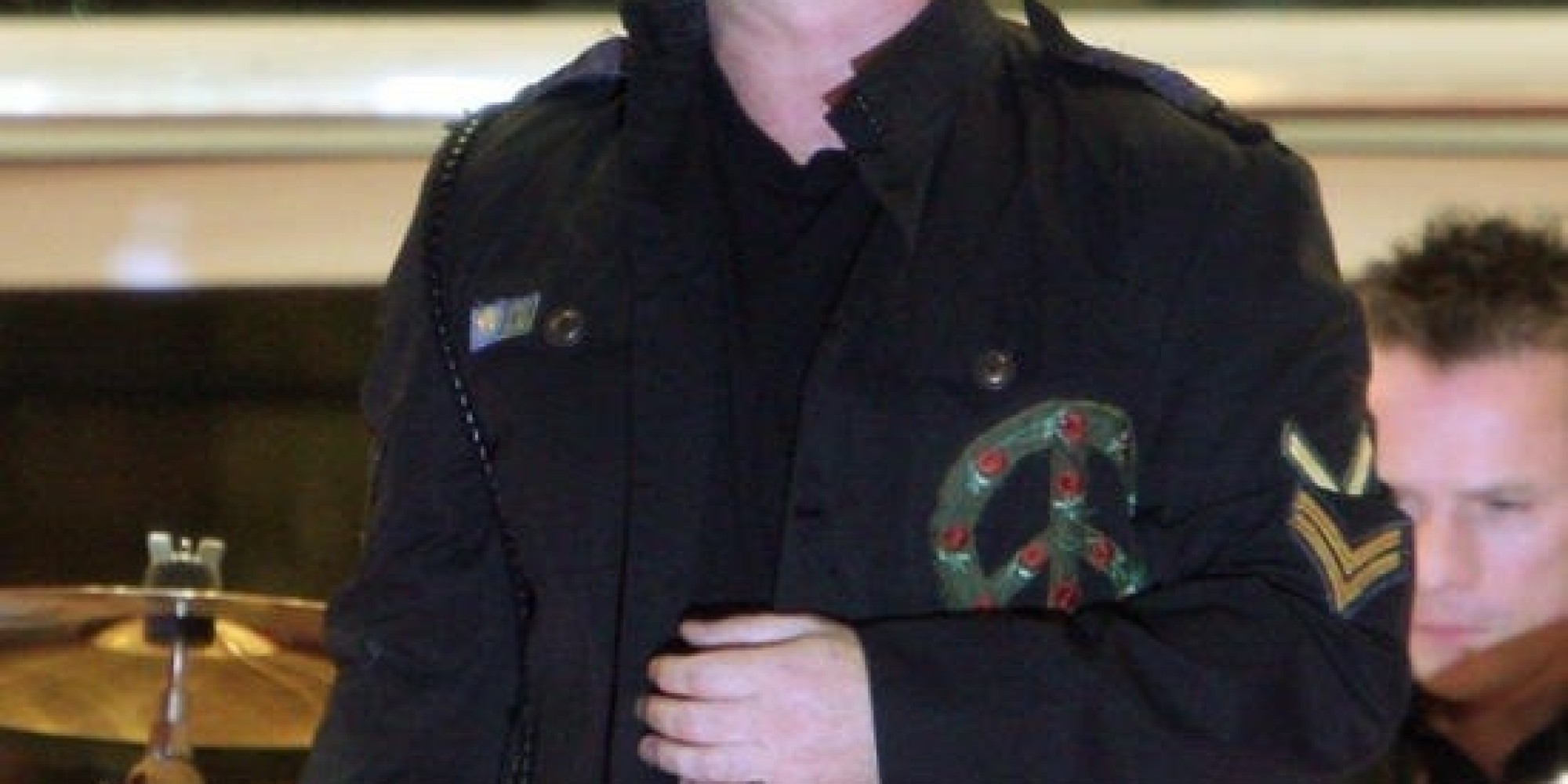 U2, Bono Vox rivela"Non porto gli occhiali da sole per vezzo, ma perché soffro di un glaucoma" Guarda Roupa Vezzo ~ U2, Bono Vox rivela"Non porto gli occhiali da sole per vezzo, ma perché soffro di un glaucoma"