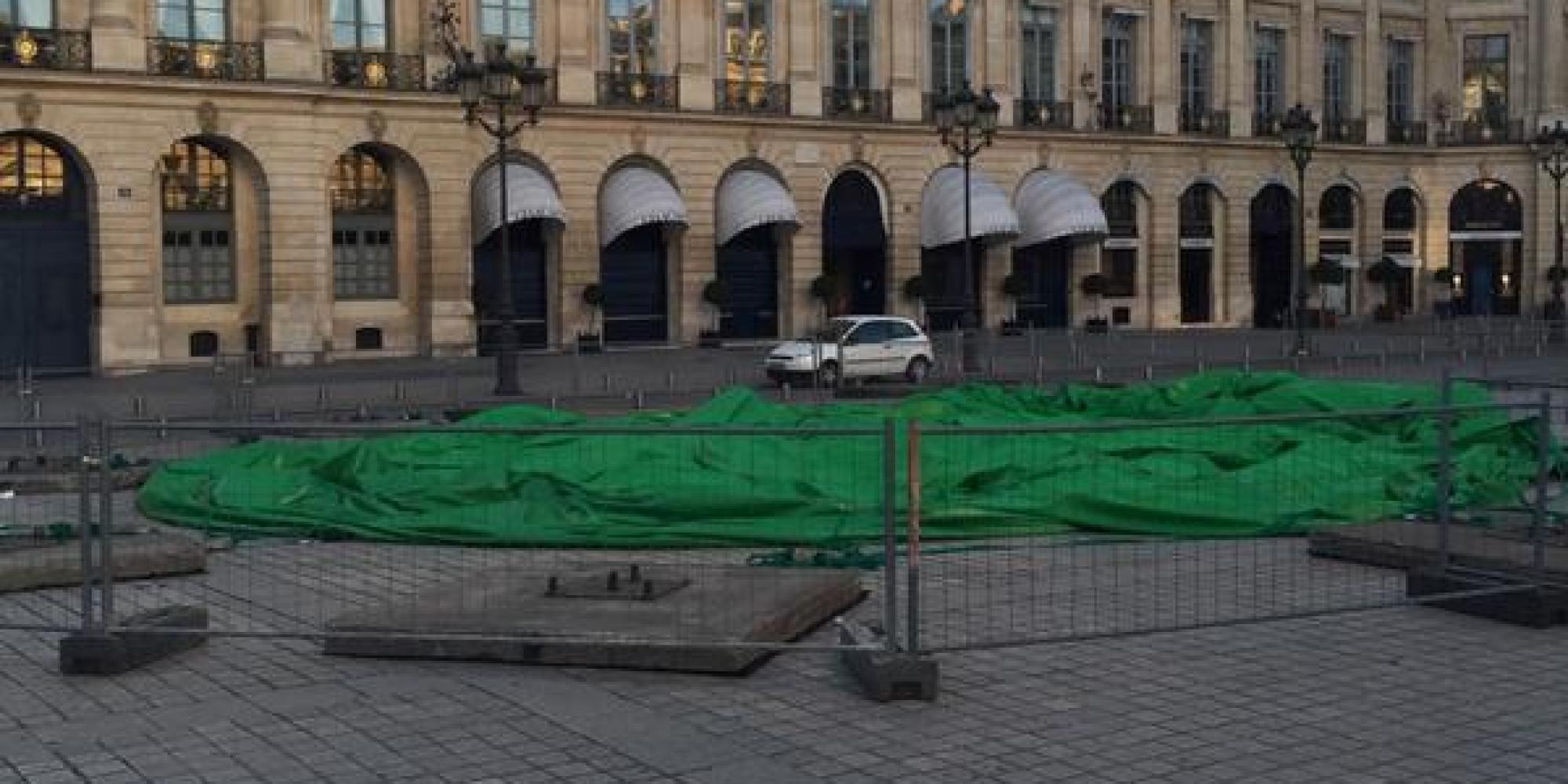 PHOTOS. La sculpture en forme de "plug anal" de Paul McCarthy vandalisée place Vendôme à Paris