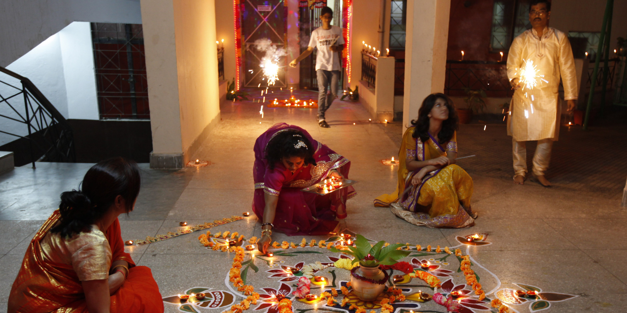 how-hindu-americans-are-using-diwali-to-teach-about-the-faith-huffpost