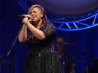 Kelly Clarkson Covered 'Shake It Off' And Taylor Swift Loved It