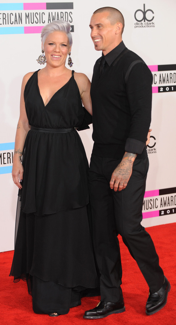 Pregnant Pink Rocks Out In A Bra At The AMAs (PHOTOS, VIDEO) HuffPost