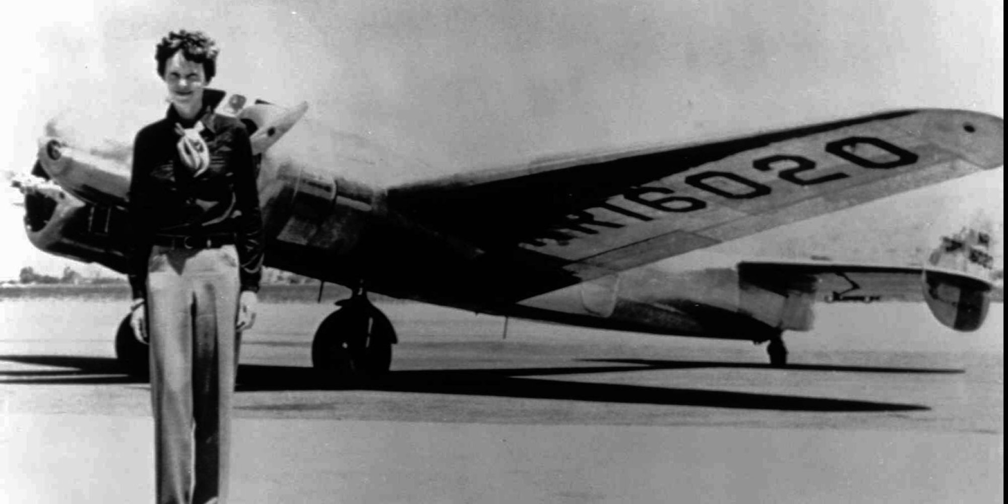 Amelia Earhart insieme al suo aereo. È La prima donna ad attraversare in solitaria l'Oceano Atlantico.