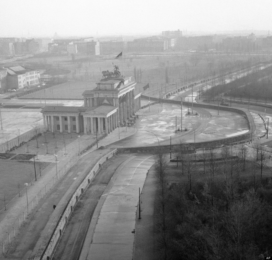 Chute Du Mur De Berlin : Redécouvrez La Ville Avant Et Après En Images