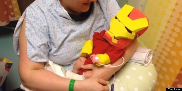 Papá crea disfraz de 'Iron Man' para su bebé enfermo