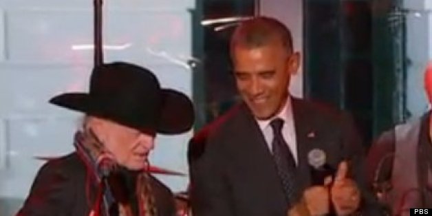 Obama canta en honor a los veteranos