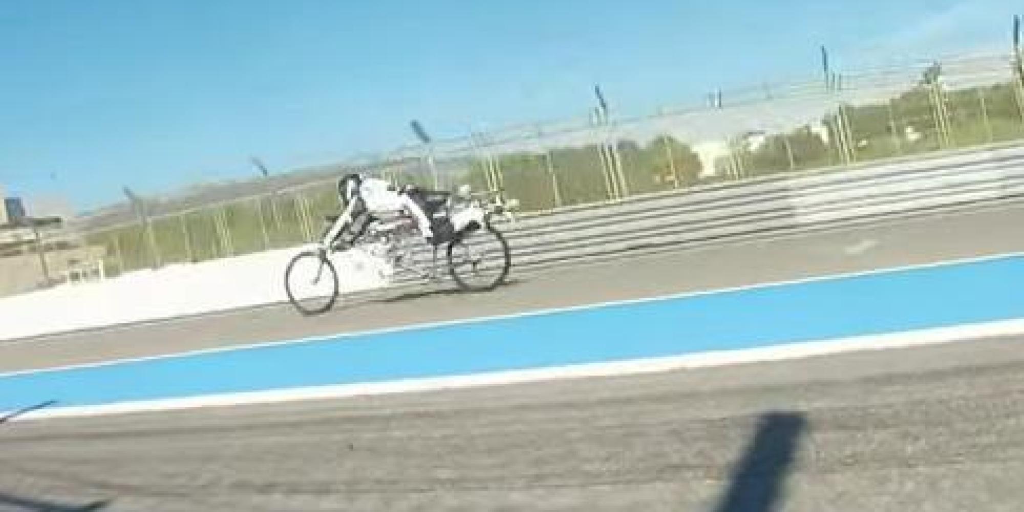 VIDÉO. Record du monde de vitesse à vélo François Gissy dépasse les 330 km/h au Castellet VIDÉO. Record du monde de vitesse à vélo François Gissy dépasse les 330 km/h au Castellet