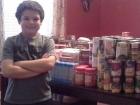 Niño recolectó 400 libras de comida para los pobres