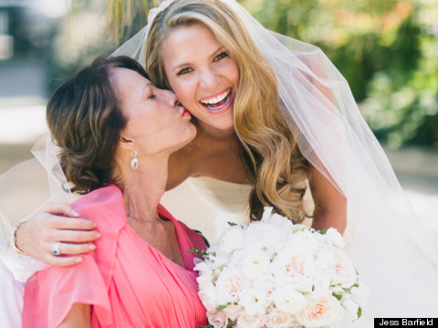 Se casa en el hospital para que su mamá a punto de morir esté presente