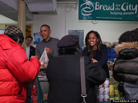 Los Obama dan gracias y ayudan a los necesitados