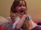 Niña recibe gatito en su cumpleaños y su reacción es pura felicidad