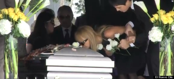 Desgarradoras imágenes de Yolandita Monge en el entierro de Mamery