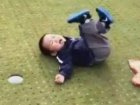 Pequeño golfista hace el berrinche del año por fallar un tiro