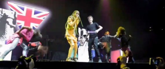 justin bieber on stage with willow. Justin Bieber Pranks Willow