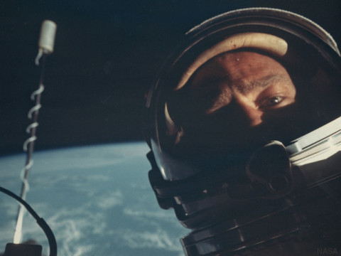 La primera 'selfie' espacial y más fotos desconocidas de la NASA