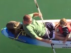 Cachorro de león marino se sube a kayak y viaja al lado de una familia