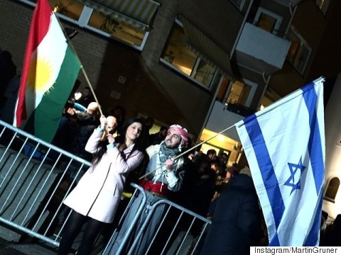 More Than 1,000 Norwegian Muslims Form Protective Human Ring Around Synagogue