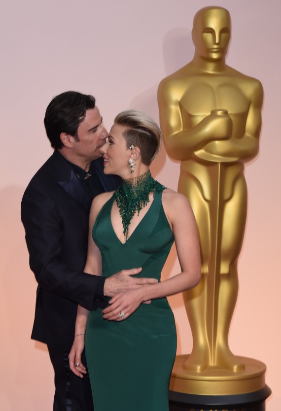 John Travolta Aux Oscars 2015 Son Baiser à Scarlett Johansson A Fait Réagir Les Internautes