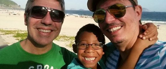 Rejeitado por heterossexuais 'por ser feio e negro demais', menino é adotado por casal gay