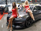 Autos de lujo y bellas mujeres hacen único este Auto Show
