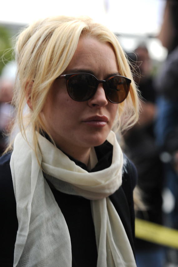lindsay lohan court photos. Lindsay Lohan Covers Up For