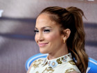 Jennifer Lopez es la reina de los minivestidos y sus piernas lo saben