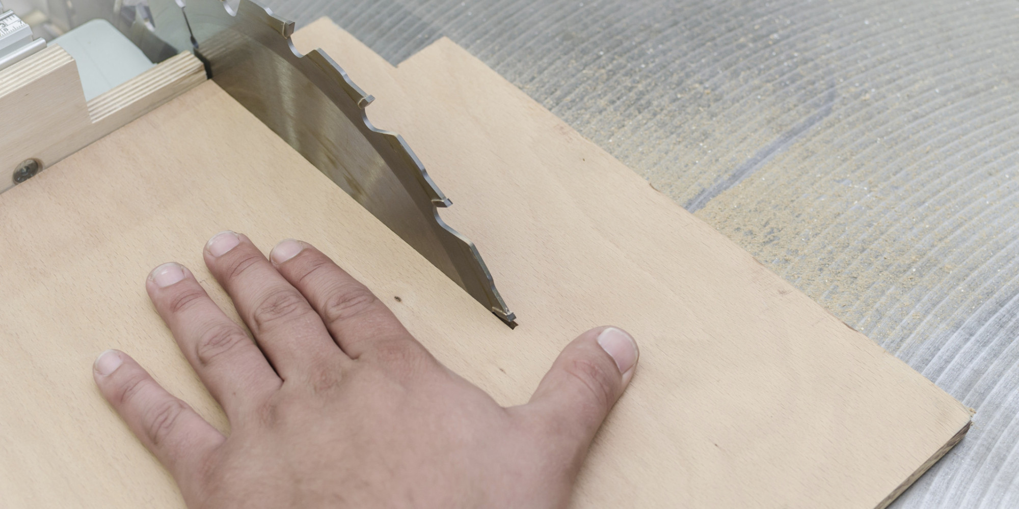 This Bosch Saw Automatically Retracts When It Touches Human Skin