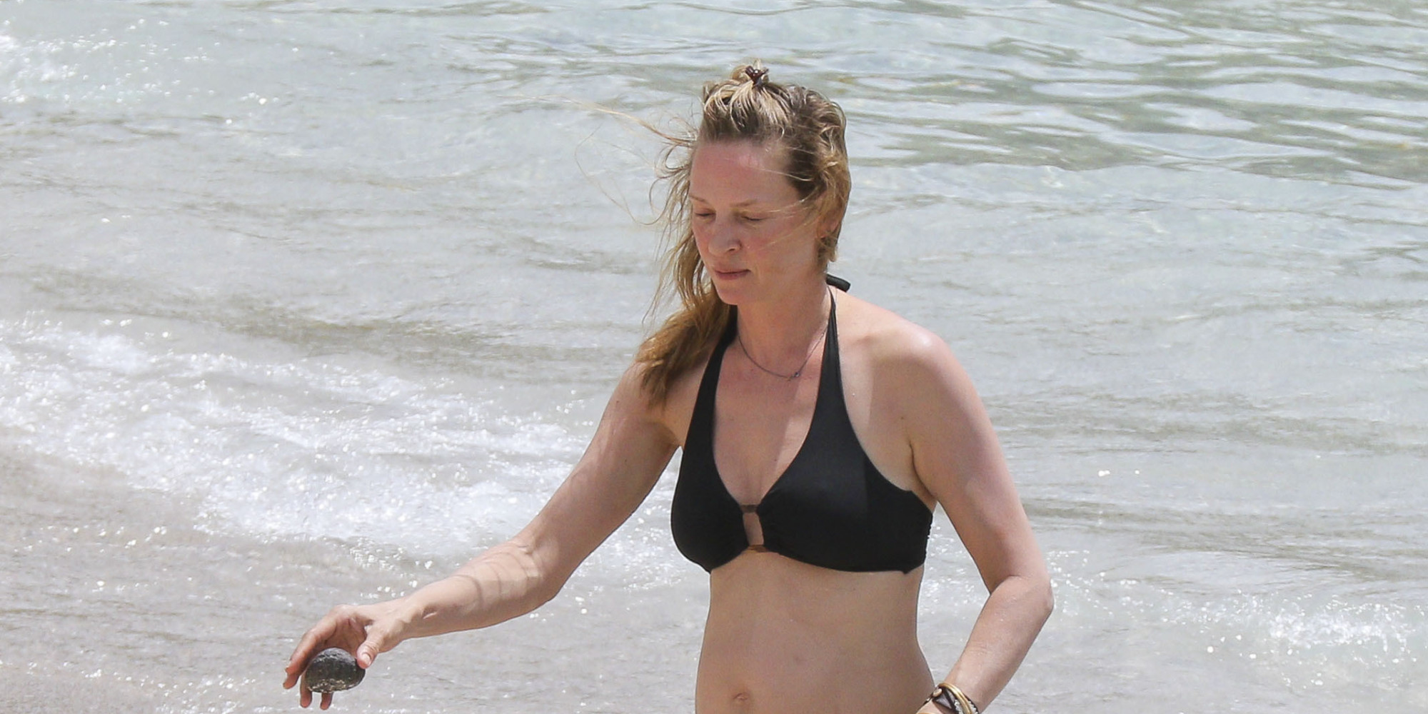 Uma Thurman Hits The Beach In A Bikini Huffpost 