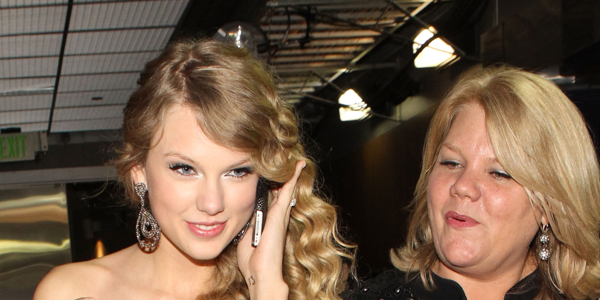 Taylor Swift Reveals Her Moms Cancer Diagnosis