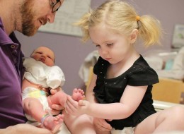 32 Priceless Photos Of Kids Meeting Their Siblings For The First Time