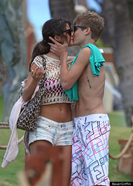 bieber and gomez kiss. Justin Bieber and Selena Gomez are still vacationing in Hawaii,